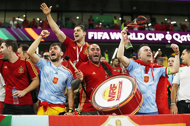 Afición española celebrando en el Mundial 2022